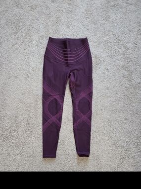 High-Waist Plum Leggings with Contour Line Detailing